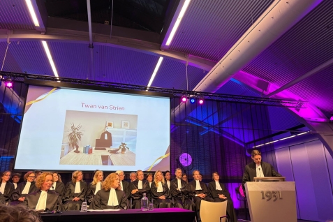 Foto van Twan Strien tijdens zijn toespraak