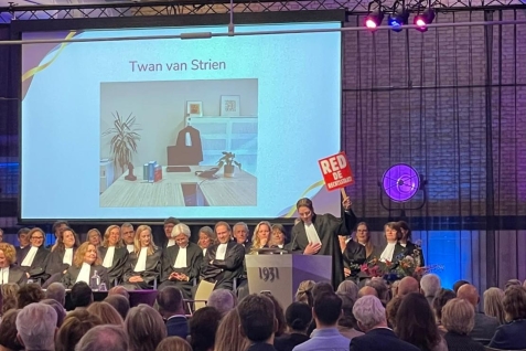 Zaalfoto tijdens toespraak Twan van Strien