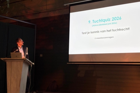 Foto van Joris Luijten met de achtergrond een presentie met de tekst "Tuchtquiz 2026"