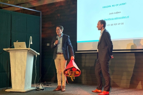 Foto waarop deken Twan van Strien Joris Luijten bedankt voor zijn presentatie