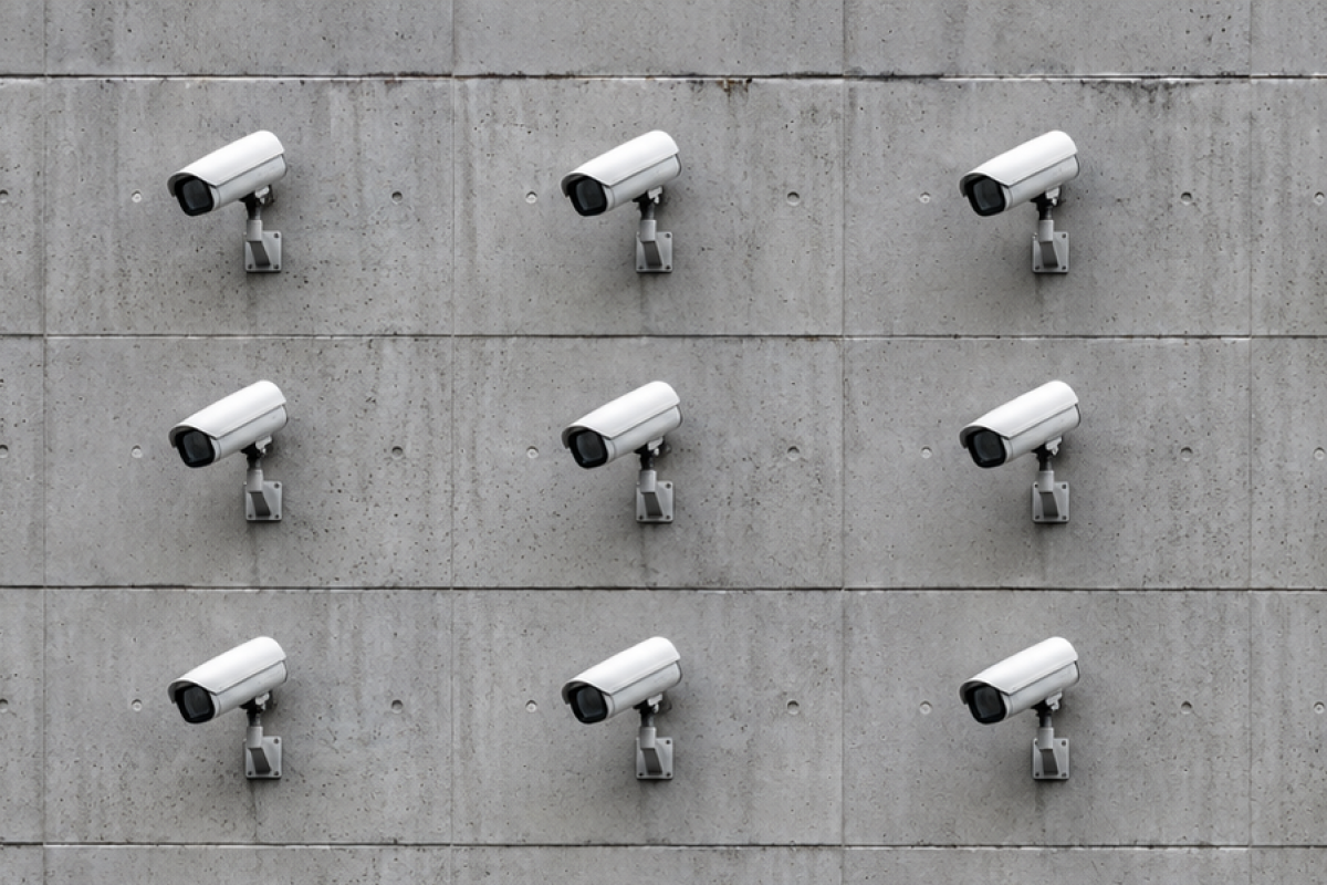 21 beveiligingscamera's aan een muur